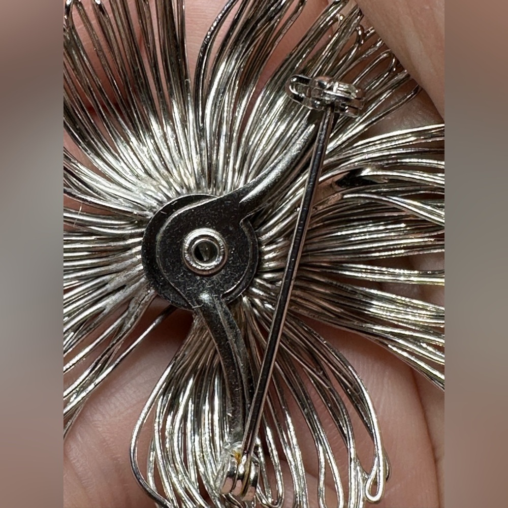 Vintage silver-tone flower brooch/pin with dark rhinestones - Picture 5 of 6